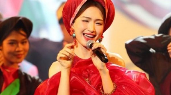 Hòa Minzy đưa bà con làng Lạc Xá ra Hà Nội biểu diễn Bắc Bling adt1741221063 hoa minzy00004 23444 0 0 2274 3639 c anh cat 3 2 auto cropjpg