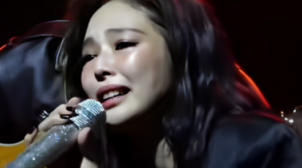 Jennie (BlackPink) khóc trên sân khấu adt1741402093 avatar of video 4 6568 5198 1 4536 2 anh cat 3 2 auto croppng