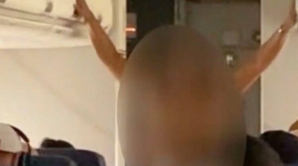 Nữ hành khách lột đồ đi lại trên máy bay adt1741478238 lot do 1 3987 4213 2436 4907 anh cat 3 2 auto cropjpg