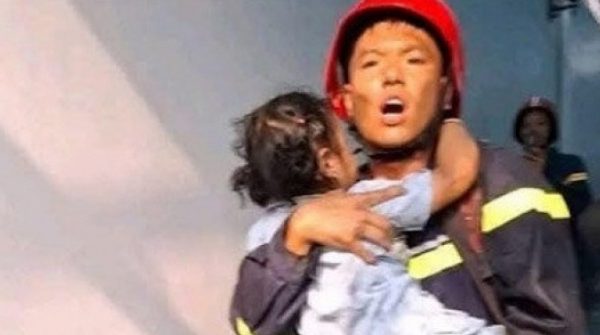 Người lính cứu hỏa kể lại phút vượt khói lửa cứu bé gái khỏi đám cháy ở TPHCM adt1742200881 nguoi linh cuu hoa ke lai phut vuot anh cat 3 2 auto cropjpg