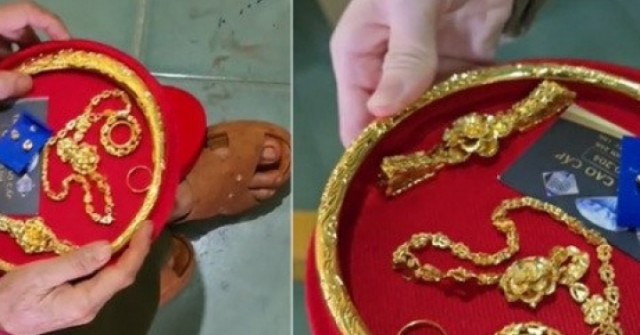 Phía sau clip chú rể mua vàng giả để trao cho cô dâu trong ngày cưới adt1742432115 phia sau clip chu re mua vang gia de anh cat 3 2 auto cropjpg 1