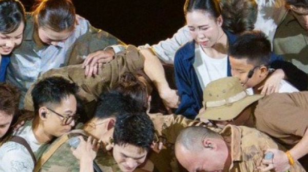 Tiến Đạt, Quốc Thiên, Tiến Luật ôm nhau khóc nức nở 28 Tiến Đạt, Quốc Thiên, Tiến Luật ôm nhau khóc nức nở adt1742784167 373 6 n 5960 1663 anh cat 3 2 auto cropjpg