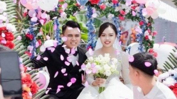 Chàng trai Nghệ An lấy vợ cách nhà 20m, cả xóm xúm vào làm chiếc xe hoa độc lạ adt1742877437 chang trai nghe an lay vo cach nha 2 anh cat 3 2 auto cropjpg