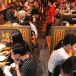 Nữ thực khách gây phẫn nộ khi để con tiểu tiện vào cốc giữa nhà hàng adt1742979883 nu thuc khach gay phan no khi de con anh cat 3 2 auto cropjpg