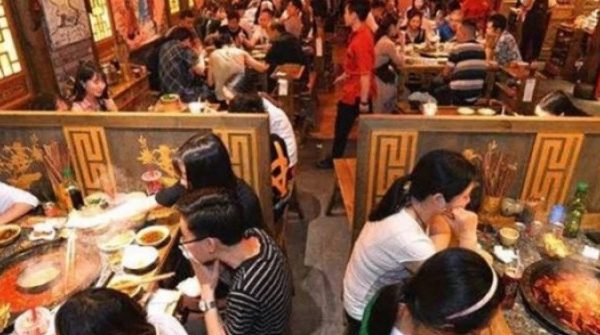 Nữ thực khách gây phẫn nộ khi để con tiểu tiện vào cốc giữa nhà hàng adt1742979883 nu thuc khach gay phan no khi de con anh cat 3 2 auto cropjpg