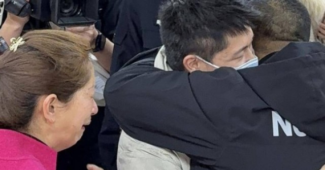 Đoàn tụ con trai sau 27 năm mất tích adt1743036205 2324 8706 8716 2965 8831 anh cat 3 2 auto cropjpg 1