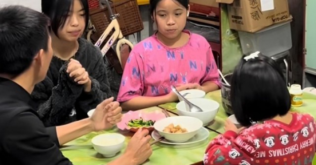 Ông bố 'gây sốt' vì dạy con quy tắc trên mâm cơm adt1743208058 untitled1 4408 4844 4477 anh cat 3 2 auto cropjpg 1