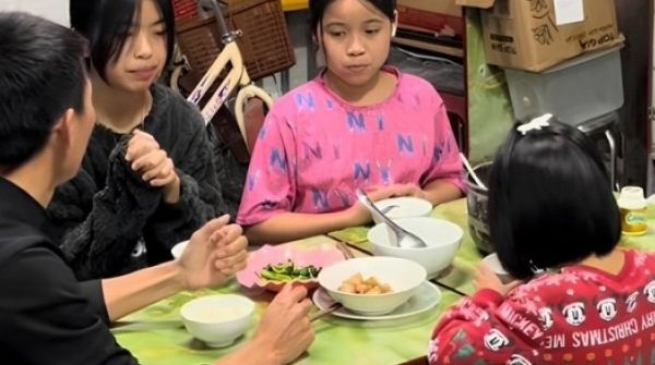 Ông bố 'gây sốt' vì dạy con quy tắc trên mâm cơm adt1743208058 untitled1 4408 4844 4477 anh cat 3 2 auto cropjpg