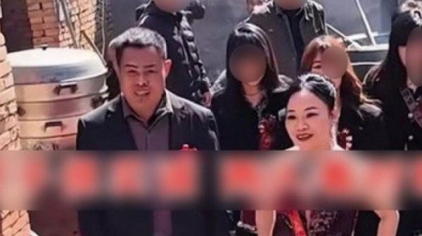 Nữ đại gia 52 tuổi bất ngờ kết hôn với nam bảo vệ 43 tuổi adt1743489178 ket hon 68292 0 107 682 1408 crop 49 anh cat 3 2 auto cropjpg