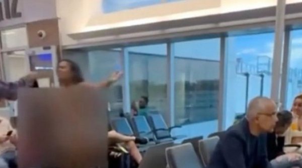 Cô gái cởi phăng quần áo trả cho bạn trai khiến sân bay náo loạn 30 Cô gái cởi phăng quần áo trả cho bạn trai khiến sân bay náo loạn adt1743651096 co gai coi phang quan ao tra cho ban anh cat 3 2 auto cropjpg