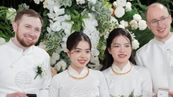 2 chị em ruột cưới cùng ngày, bố mẹ cùng lúc đón 2 chàng rể ngoại quốc adt1743655722 2 chi em ruot cuoi cung ngay bo me c anh cat 3 2 auto cropjpg