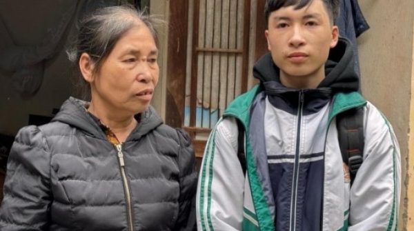 Nam sinh nhặt ve chai cùng mẹ mỗi tối nuôi ước mơ vào Đại học Bách khoa Hà Nội adt1743666502 nam sinh nhat ve chai cung me moi to anh cat 3 2 auto cropjpeg