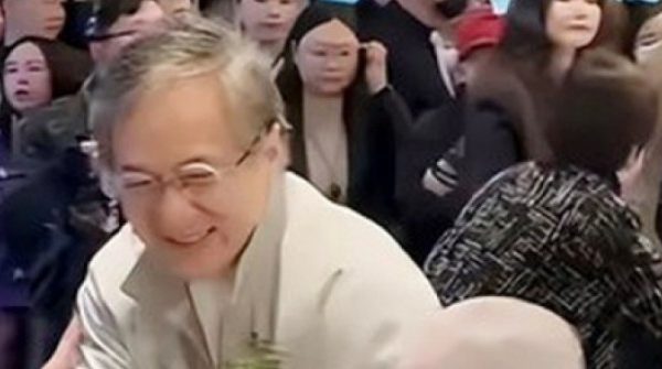 "Huyền thoại võ thuật" Thành Long bất ngờ xuất hiện với mái tóc bạc trắng adt1744102999 a1 03268 17 0 222 392 crop 5734 anh cat 3 2 auto cropjpg