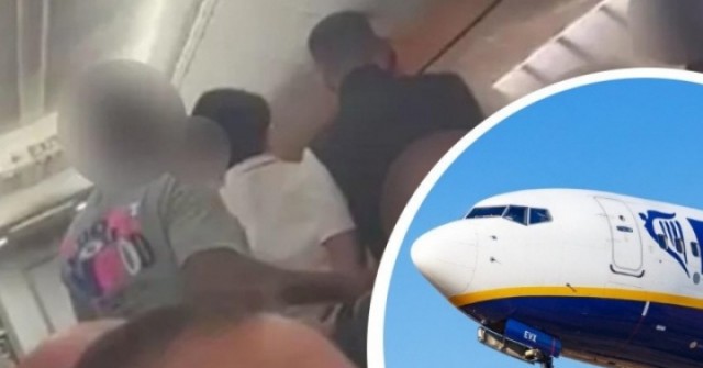 Hành khách say xỉn quậy phá bị tiếp viên trói chặt vào ghế máy bay adt1744380813 hanh khach say xin quay pha bi tiep anh cat 3 2 auto cropjpg 1