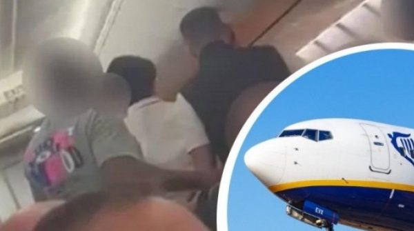 Hành khách say xỉn quậy phá bị tiếp viên trói chặt vào ghế máy bay adt1744380813 hanh khach say xin quay pha bi tiep anh cat 3 2 auto cropjpg