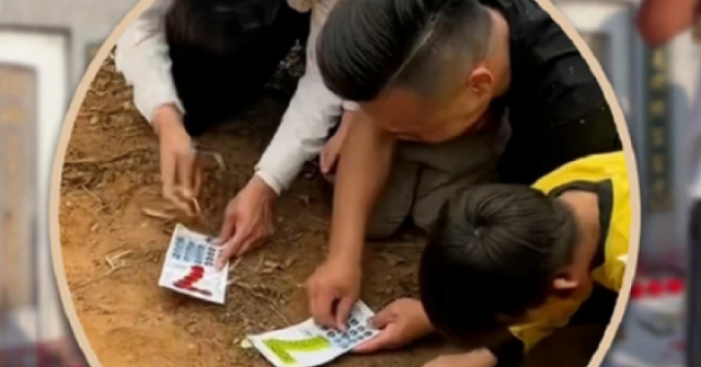 Mang vé số ra mộ tổ tiên cào lấy "lộc", chàng trai 25 tuổi bất ngờ trúng liên tiếp mấy giải adt1744590976 mang ve so den mo to tien nam thanh anh cat 3 2 auto croppng 1