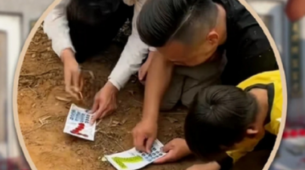 Mang vé số ra mộ tổ tiên cào lấy "lộc", chàng trai 25 tuổi bất ngờ trúng liên tiếp mấy giải adt1744590976 mang ve so den mo to tien nam thanh anh cat 3 2 auto croppng