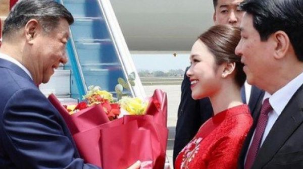 Nữ sinh Học viện Ngoại giao chia sẻ khoảnh khắc tặng hoa Tổng Bí thư, Chủ tịch nước Trung Quốc Tập Cận Bình adt1744783547 tienphong xuanlinh nguonttxvn 5463 3 anh cat 3 2 auto cropjpg