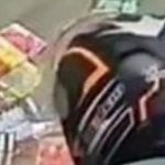 Ghé cửa hàng xổ số tránh gió, shipper bất ngờ ‘cào' trúng 3,5 tỷ đồng adt1744902910 ghe cua hang xo so tranh gio shipper anh cat 3 2 auto cropjpg