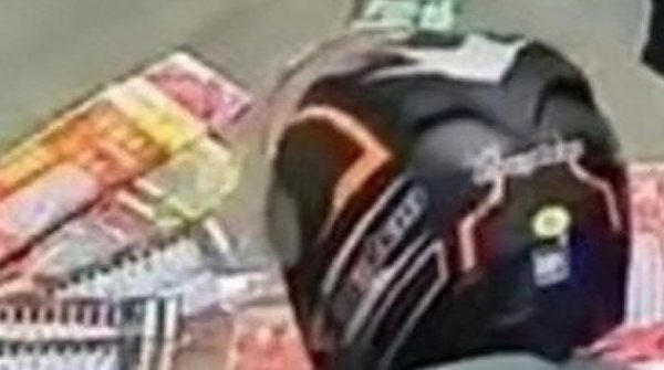 Ghé cửa hàng xổ số tránh gió, shipper bất ngờ ‘cào' trúng 3,5 tỷ đồng adt1744902910 ghe cua hang xo so tranh gio shipper anh cat 3 2 auto cropjpg