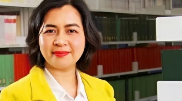 Từ cô bé rửa bát ở quán phở thành tiến sĩ Vật lý nổi tiếng trời Tây adt1745047394 tu co be dau tran chan dat thanh tie anh cat 3 2 auto cropjpeg