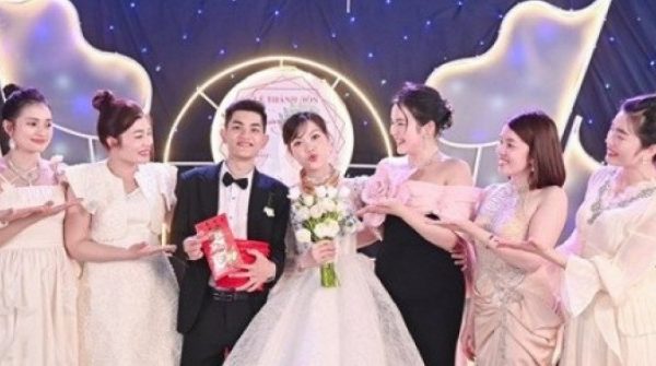 Cô dâu Thái Bình nghẹn ngào vì món quà ‘lạ’ và lời nhắn nhủ của 7 chị chồng adt1745391871 co dau thai binh nghen ngao vi mon q anh cat 3 2 auto cropjpg