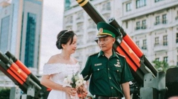 Vợ chồng U60 chụp ảnh cưới ở bến Bạch Đằng nhận hàng nghìn lượt 'thả tim' adt1745626704 vo chong u60 chup anh cuoi o ben bac anh cat 3 2 auto cropjpg