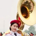 Nữ chiến sĩ 'khối hoa hậu' vác kèn nặng 19kg tập diễu binh thu hút sự chú ý adt1745641881 nu chien si khoi hoa hau vac ken nan anh cat 3 2 auto cropjpg