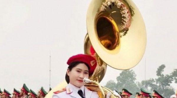 Nữ chiến sĩ 'khối hoa hậu' vác kèn nặng 19kg tập diễu binh thu hút sự chú ý adt1745641881 nu chien si khoi hoa hau vac ken nan anh cat 3 2 auto cropjpg