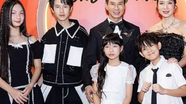 Gia đình Lý Hải mặc đồng điệu trên thảm đỏ adt1745641967 gia dinh ly hai jpeg 8803 anh cat 3 2 auto cropjpg