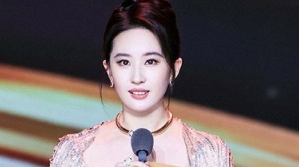 Diễn viên Lưu Diệc Phi bị chỉ trích adt1745809747 luu diec phi gay tranh cai vi doc gi anh cat 3 2 auto cropjpg