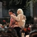 Cõng mẹ 100 tuổi đi xem diễu binh adt1745850770 1d3be95fc3f748ab8ba27854a80cbe 2371 anh cat 3 2 auto cropjpg