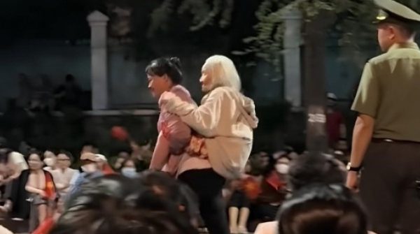 Cõng mẹ 100 tuổi đi xem diễu binh adt1745850770 1d3be95fc3f748ab8ba27854a80cbe 2371 anh cat 3 2 auto cropjpg