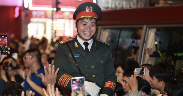 adt1745969655-anh-man-hinh-2025-04-29-luc-00-4390-anh-cat-3-2-auto-croppng-1 Tranh cãi chuyện các cô gái trêu ghẹo bộ đội diễu binh adt1745969655 anh man hinh 2025 04 29 luc 00 4390 anh cat 3 2 auto croppng 1