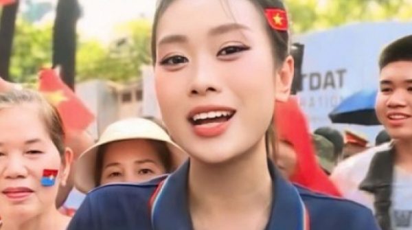 Tình huống khiến BTV Ban Mai căng thẳng khi dẫn hiện trường Lễ diễu binh 30/4 adt1746141395 anh chup man hinh 2025 05 01 luc 65 anh cat 3 2 auto croppng