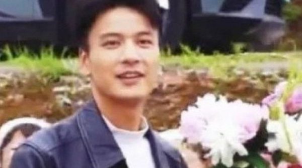 Phó chủ tịch xã giúp bà con bán hết 5.000 mẫu hoa nhờ... đẹp trai adt1746280655 pho chu tich xa giup ba con ban het anh cat 3 2 auto cropjpg