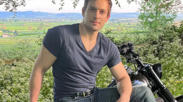 Yêu trai trẻ kém 25 tuổi, biên tập viên thấy mình 'được sống lại' 28 Yêu trai trẻ kém 25 tuổi, biên tập viên thấy mình 'được sống lại' adt1747112106 telemmglpict 8083 8862 4714 anh cat 3 2 auto croppng