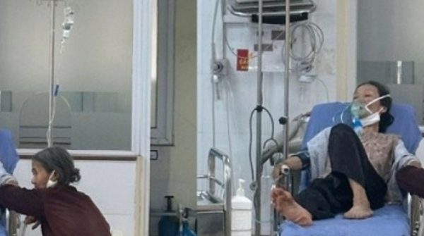 Chị gái U80 đưa em gái 69 tuổi vào bệnh viện ở Hà Nội, nói câu đầy xót xa 27 Chị gái U80 đưa em gái 69 tuổi vào bệnh viện ở Hà Nội, nói câu đầy xót xa adt1747186470 chi gai u80 dua em gai 69 tuoi vao b anh cat 3 2 auto cropjpg