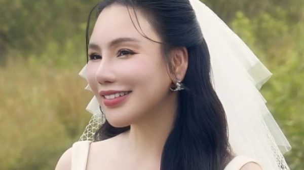 Chuyện tình bí mật của Hồ Quỳnh Hương và chồng hơn hai tuổi adt1747279895 huong1 7398 5974 7980 anh cat 3 2 auto cropjpg 1