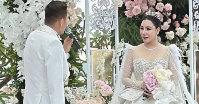 Hồ Quỳnh Hương tiết lộ đã có con trai 2 tuổi trong lễ cưới adt1747310253 betterimageai3 174 4487 4504 7238 anh cat 3 2 auto cropjpg 1