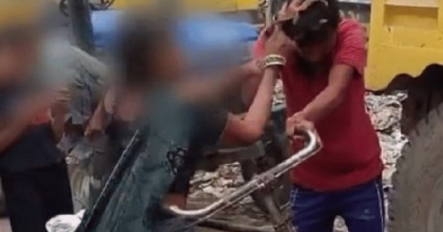 adt1747445507-danh-ten-bien-thai-90533-0-0-629-120-anh-cat-3-2-auto-cropjpg-1 Con gái bị quấy rối, mẹ cầm dép đánh tên biến thái ngay giữa phố adt1747445507 danh ten bien thai 90533 0 0 629 120 anh cat 3 2 auto cropjpg 1