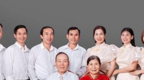 Vợ chồng ở Thanh Hóa có 10 con, 40 cháu chắt, mỗi lần tụ họp đông như hội 30 Vợ chồng ở Thanh Hóa có 10 con, 40 cháu chắt, mỗi lần tụ họp đông như hội adt1747522584 vo chong o thanh hoa co 10 con 40 ch anh cat 3 2 auto cropjpg
