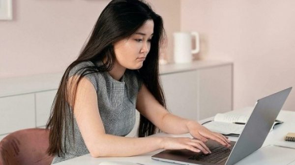 Dấu hiệu AI đang thay thế nhân sự Gen Z adt1747524032 pexels mikhail nilov 3 1 9943 6163 1 anh cat 3 2 auto cropjpg