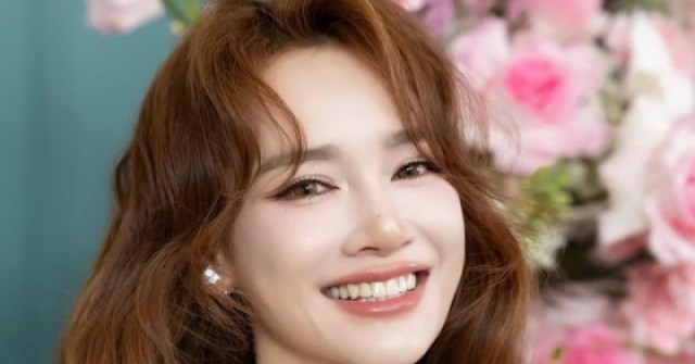 adt1747790271-nhaphuong1-6744-3948-8603-anh-cat-3-2-auto-cropjpg-1 Nhã Phương hiến tóc tặng bệnh nhân ung thư vú adt1747790271 nhaphuong1 6744 3948 8603 anh cat 3 2 auto cropjpg 1