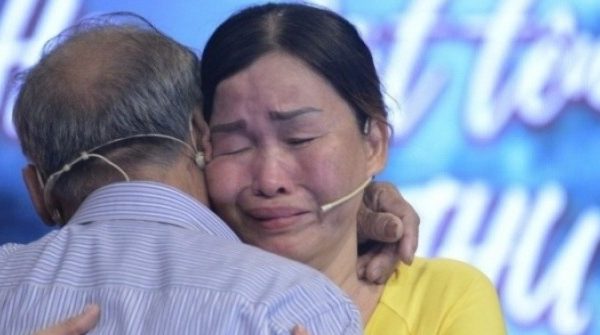 Chia ly từ trong bụng mẹ, sau 50 năm, người phụ nữ lần đầu khóc òa trên vai cha adt1747792882 chia ly tu trong bung me sau 50 nam anh cat 3 2 auto cropjpg
