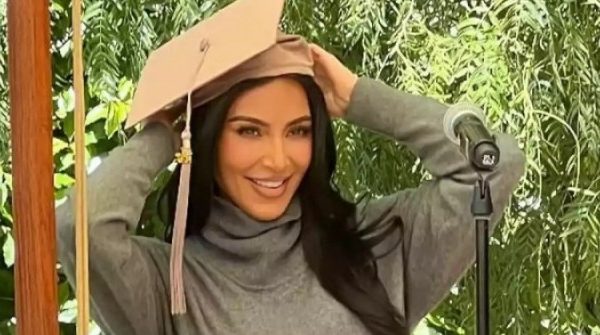 Kim Kardashian tốt nghiệp chương trình luật adt1747897950 download 2025 05 22t 955 8354 9274 1 anh cat 3 2 auto cropjpg