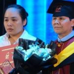 Chị gái bật khóc lên nhận bằng tốt nghiệp thay em đã mất adt1748045189 z1 9a5bfe423d9ae5ac3d164f5b51 77366 anh cat 3 2 auto cropjpg