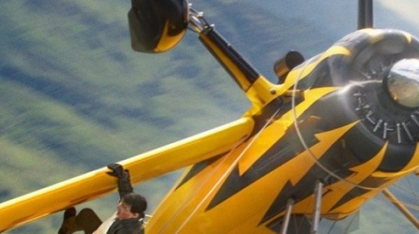 Tom Cruise bị gió đánh bật khỏi cánh máy bay, treo mình ở độ cao 3.000m adt1748067398 tom cruise bi gio danh bat khoi canh anh cat 3 2 auto cropjpg