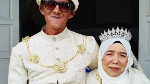 Cụ bà 70 tuổi qua hai lần đò kết hôn với trai tân 47 tuổi adt1748308139 dc 2 9397 9421 8899 9837 anh cat 3 2 auto cropjpg