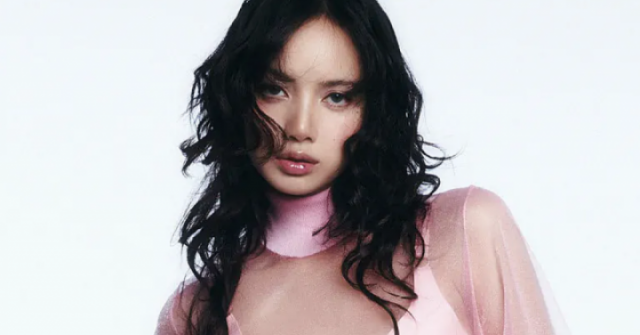 Ca sĩ Lisa thực hiện phim tài liệu adt1748587324 blackpinks lisa vogue japan oc 2557 anh cat 3 2 auto croppng 3